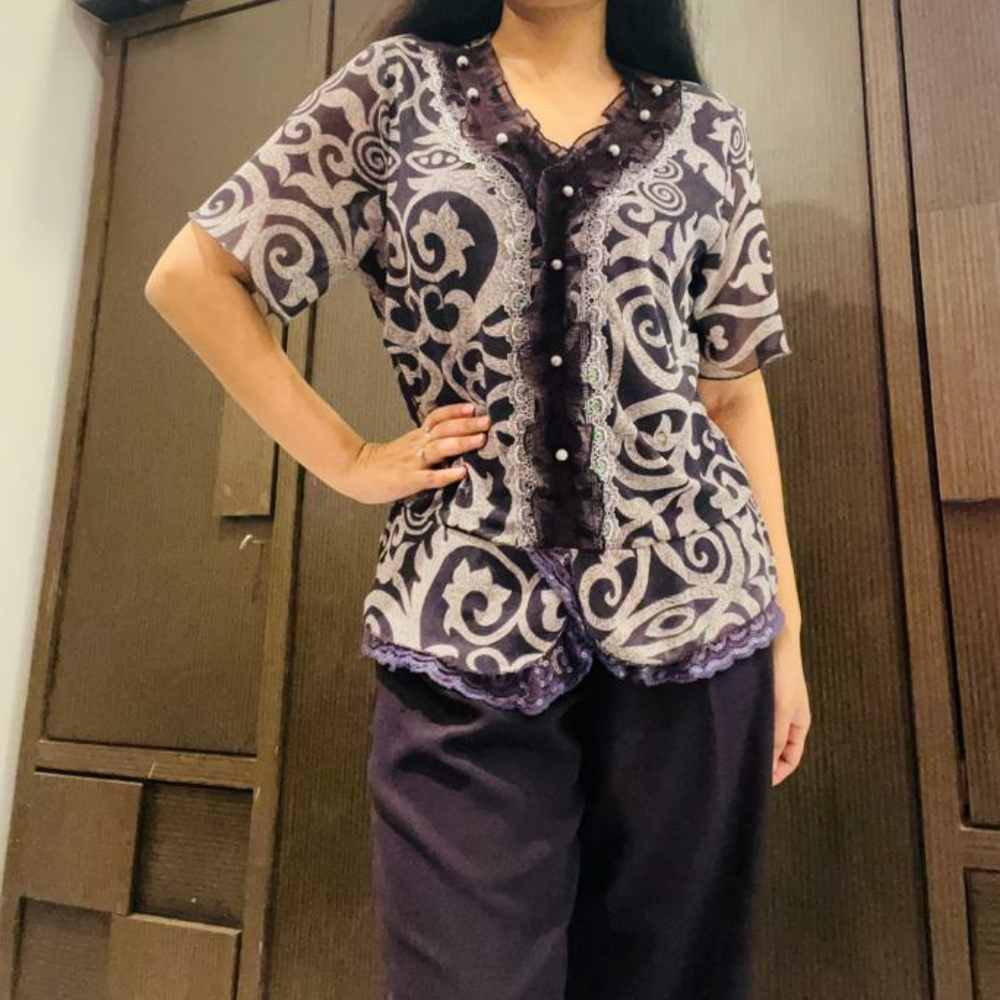 Purple lace top with pearl detailing - Picture 4 of 15